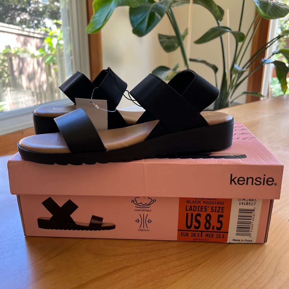 Brand new with tags and box Kensie brand Everlee sandal
